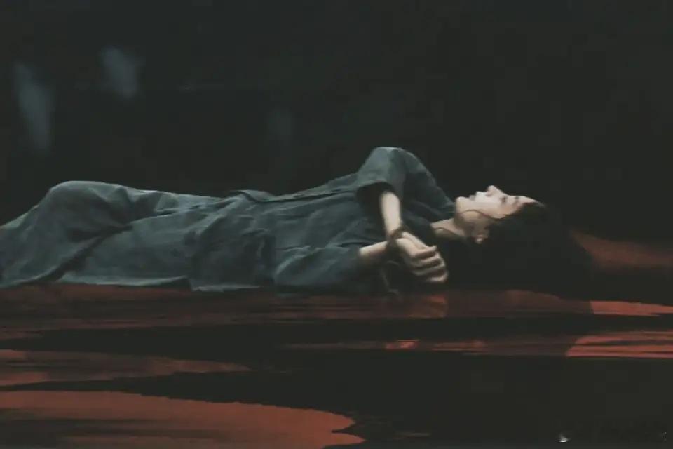 《酱园弄》看完就知道，王许梅必须死，她比詹周氏更危险。首先她是孕妇，孕妇收监是犯