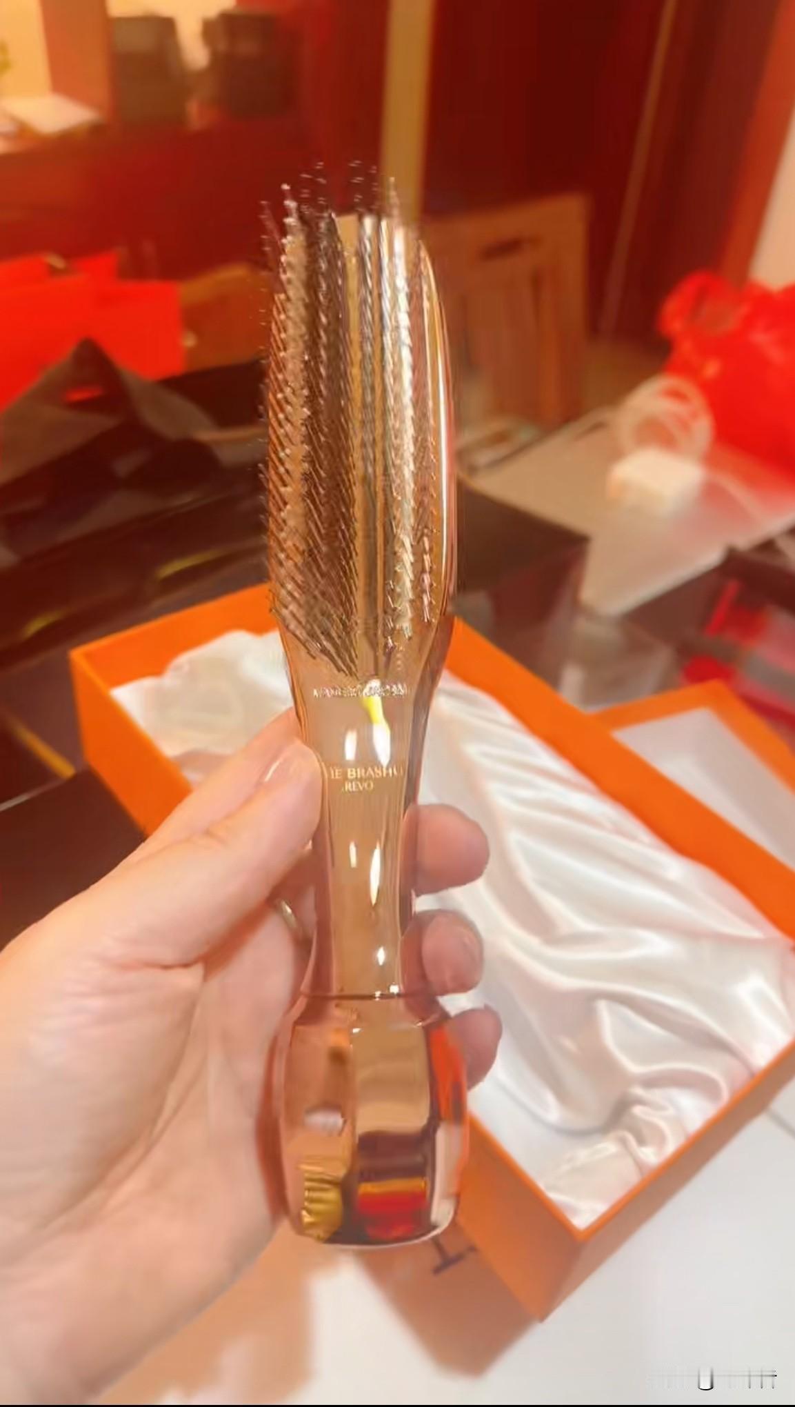 一位朋友说这梳子中“爱马仕”，
有一定特殊功效，你值得拥有一把，我是不是被PUA