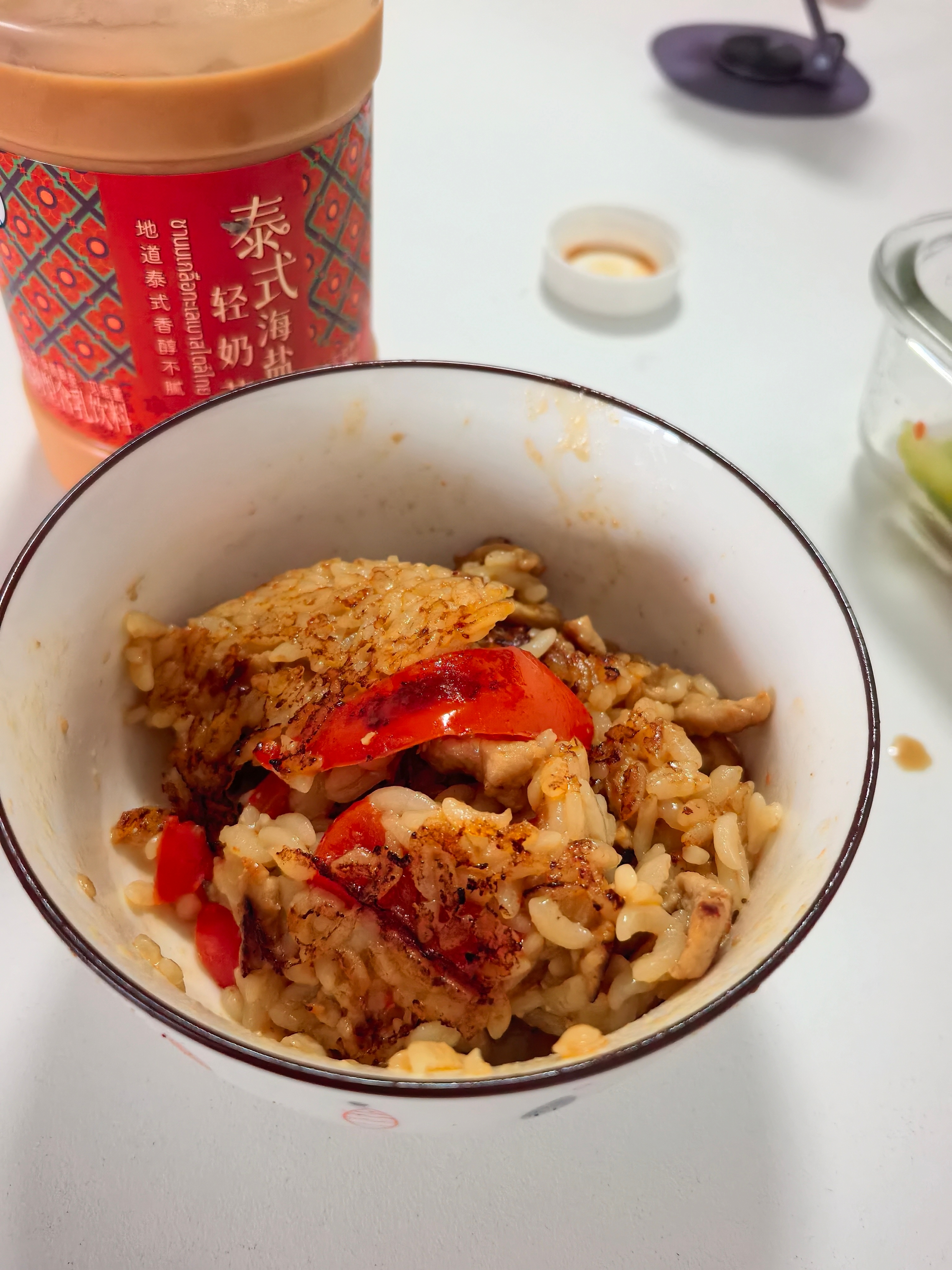 彩椒猪肉焖饭配泰奶和拌芹菜焖饭菜谱：前腿肉用生抽蚝油淀粉（多来点）腌制；肉丝放一