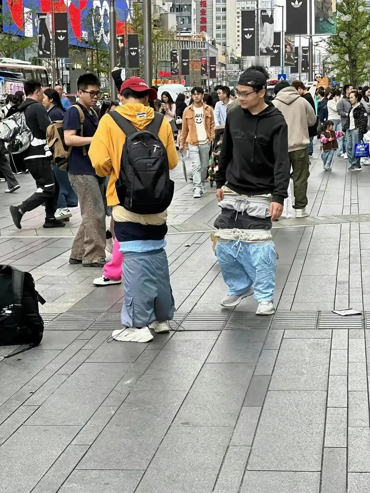 好尴尬啊！穿这样的裤子怎么走路呢？是看的好看还是穿的舒服？
#震惊路人的穿搭# 