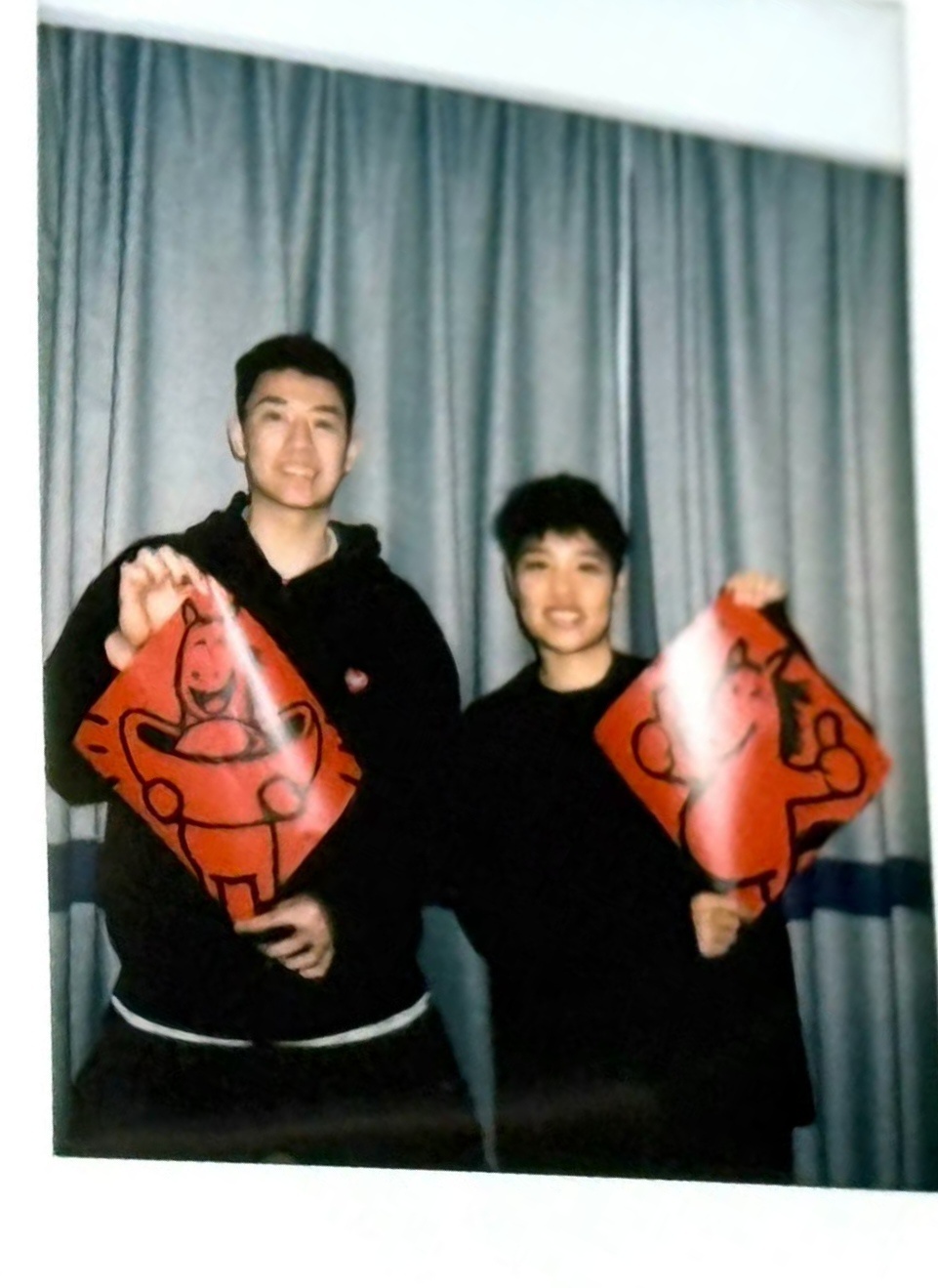 我老婆怎么拍立得照出来更黑了 