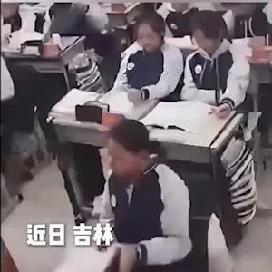 不惹事也不怕事！女孩刚从文科班转到理科班，成绩下滑较大，被老师安排在讲台旁，可身