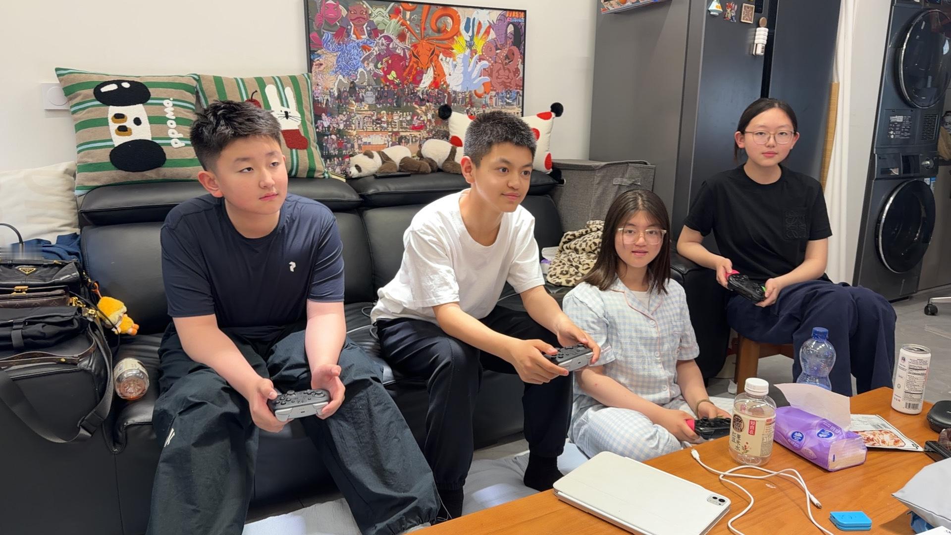 明天上学啦，今天带她们最后厮杀游戏是NS的 任天堂明星大乱斗 ，放松放松 