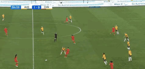 中国女足对阵澳大利亚女足的这个失球，从中场沈梦雨传球失误开始，王霜没有回追，对手
