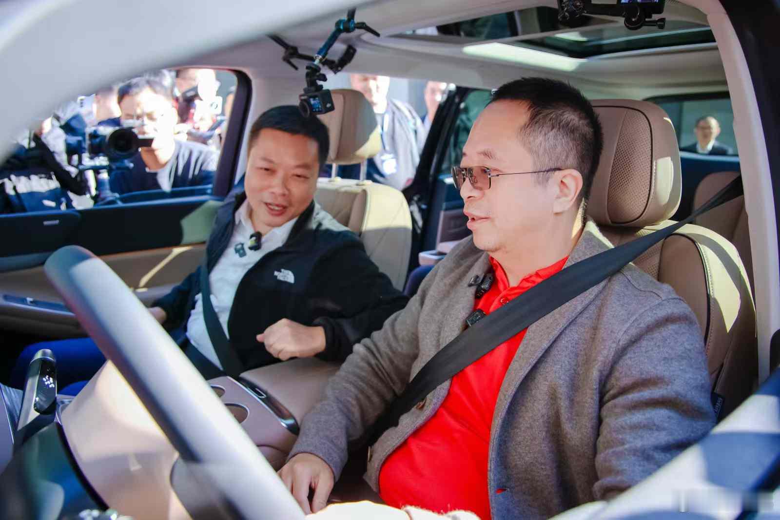 红衣大叔叒提新车，这次是小鹏X9周鸿祎喜提小鹏X9，并表示小鹏X9只有某辉一半价