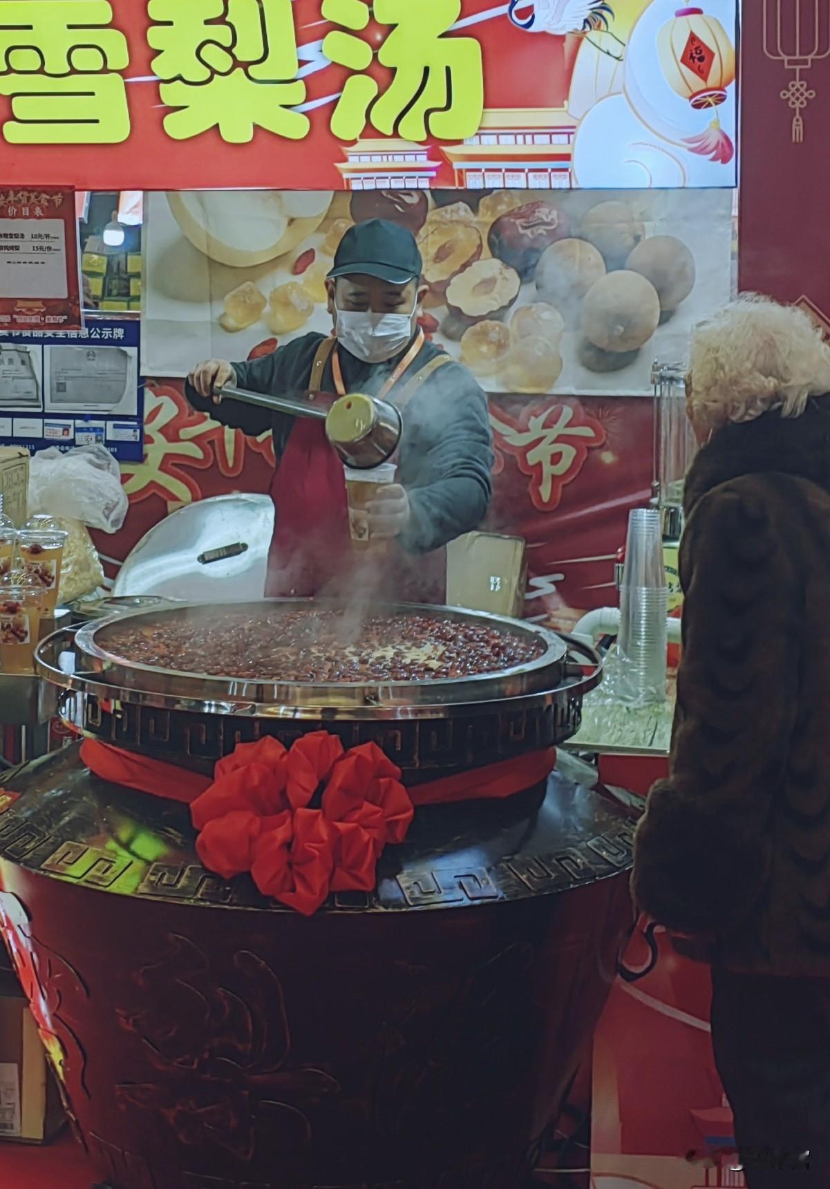 一锅热腾腾的雪梨汤，逛累了，喝一杯，瞬间回血 ，所有的干燥都被暖化了。