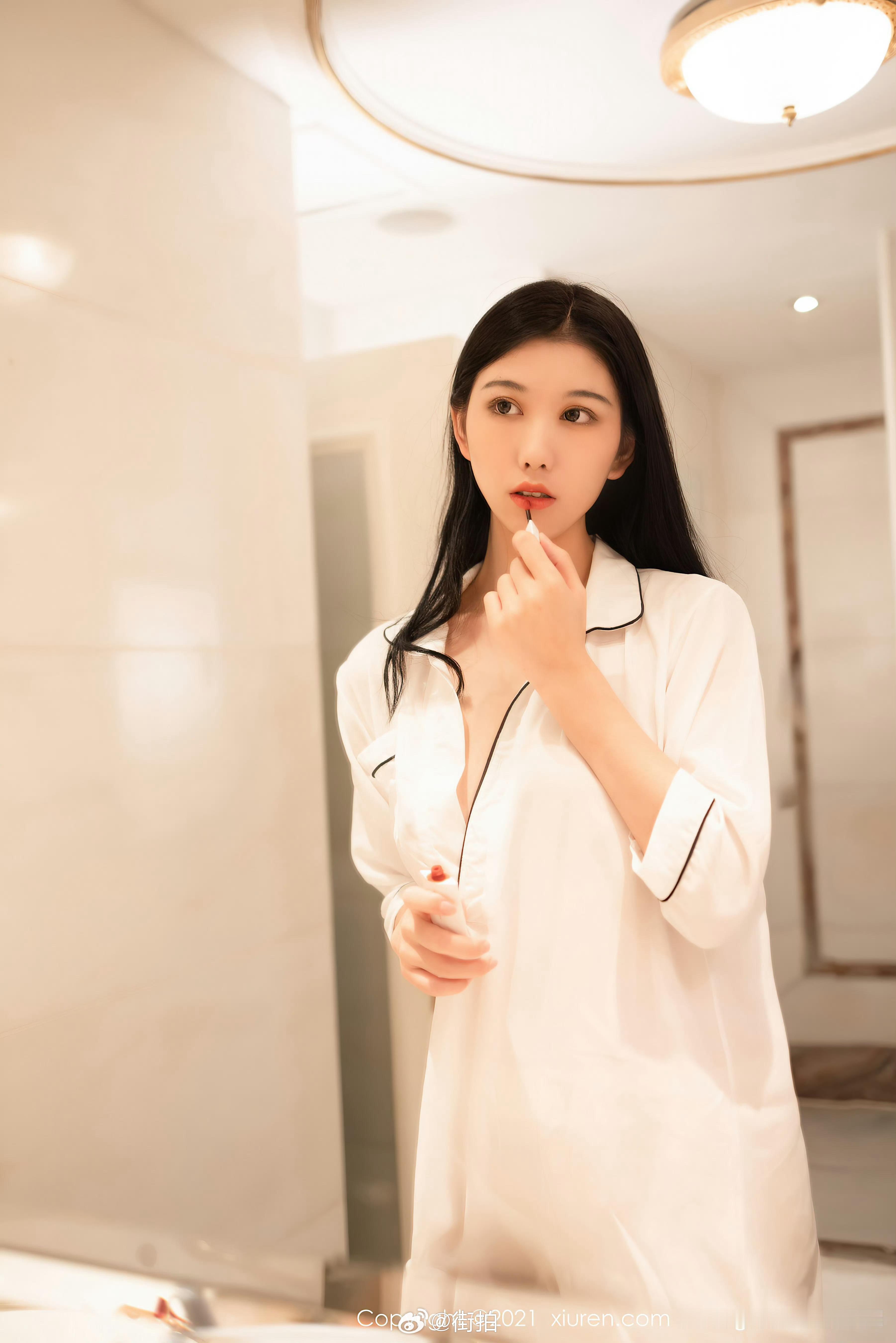 在洗漱间拍照的女孩 ​​​