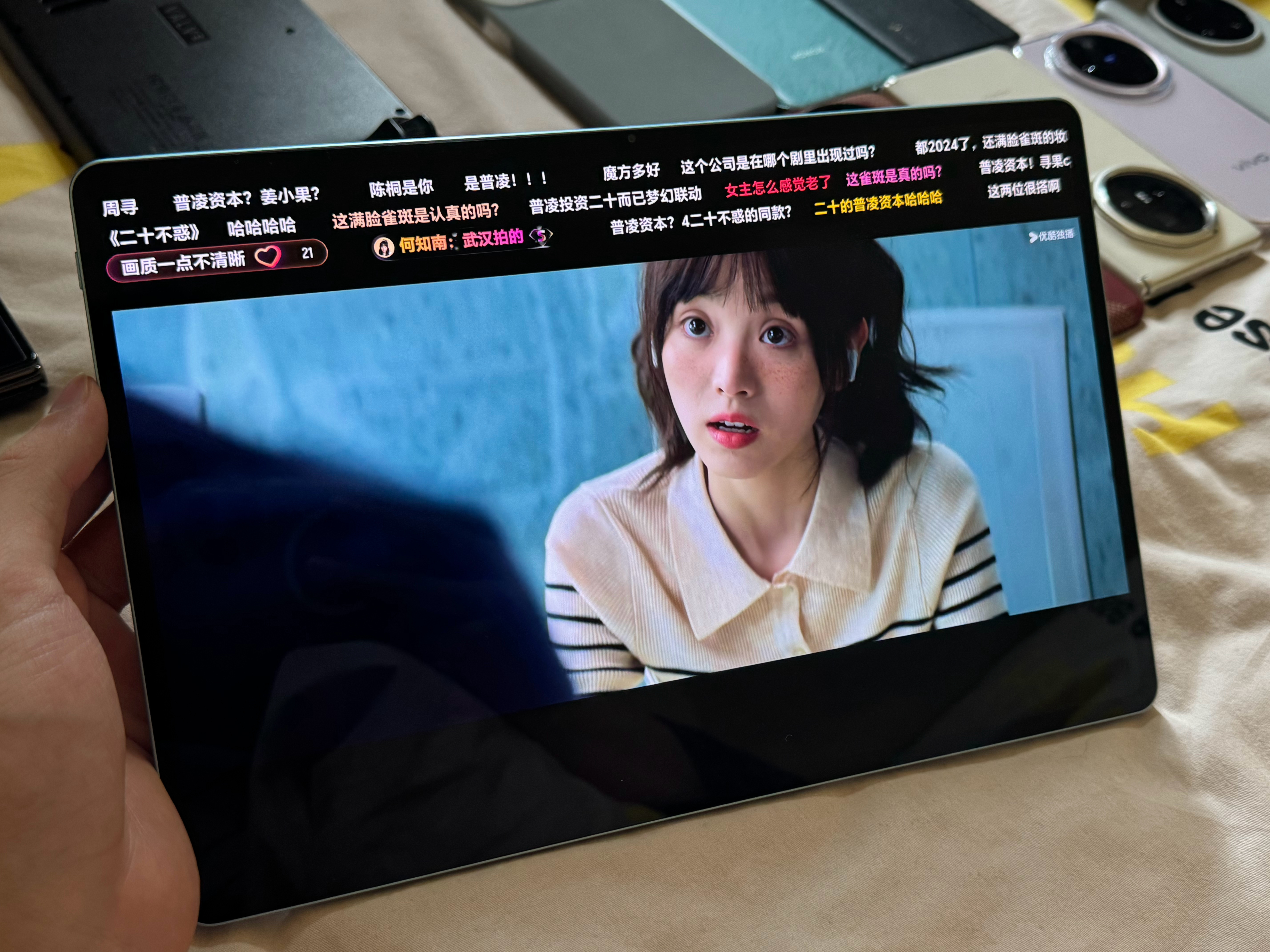 终于周末了，躺床看《半熟男女》荣耀平板GT Pro就是我的「床上平板」游戏影剧显