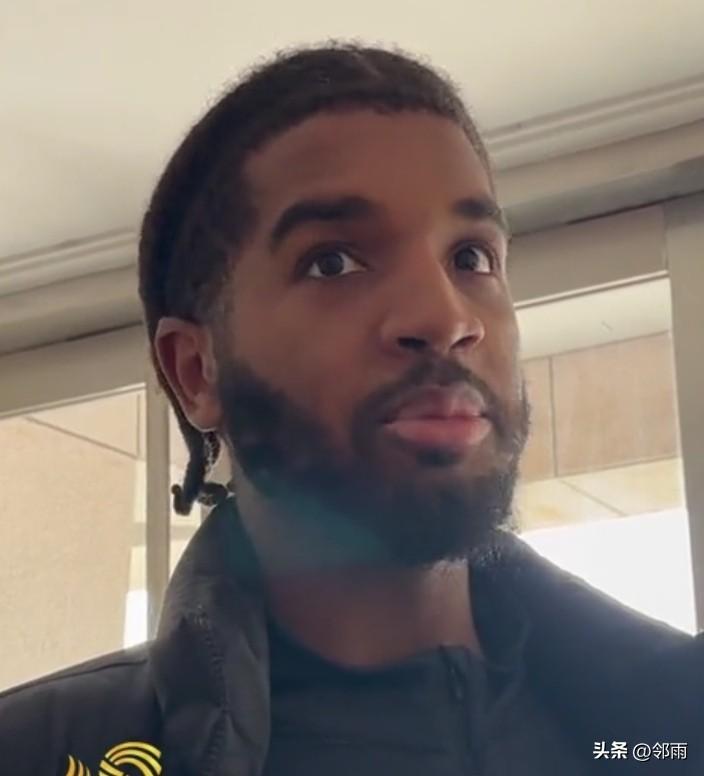 CBA常规赛第24轮，山东高速男篮在主场对阵江苏肯帝亚队。首节以25比33落后的