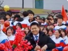 贵州一班主任被学生拦腰抱上台，全场沸腾：这才是教育最动人的模样！
 
感动了，贵