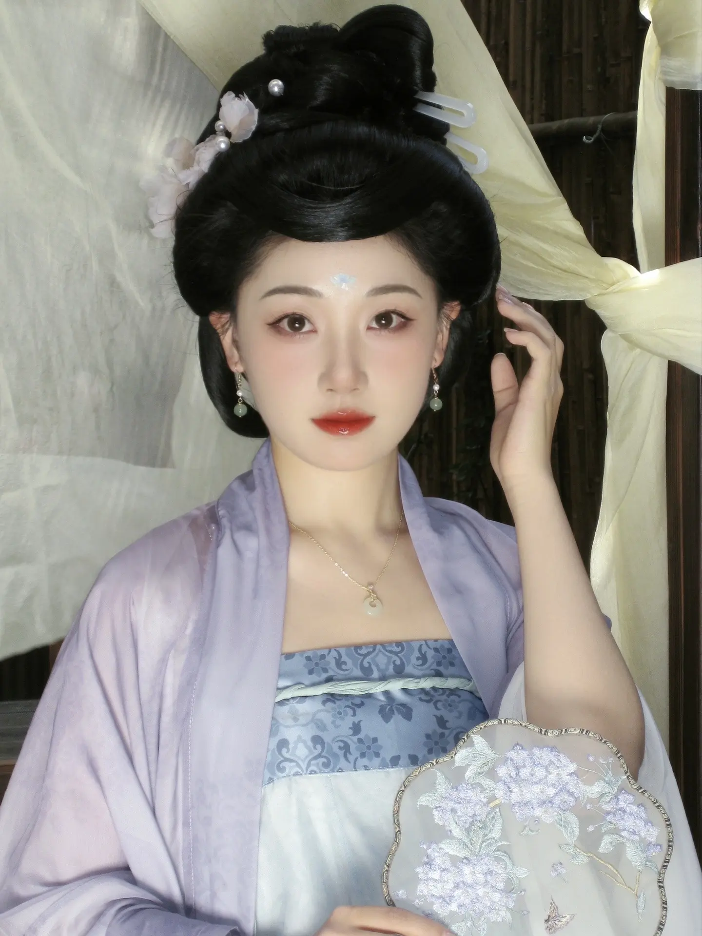 江畔何人初见月，江月何年初照人？