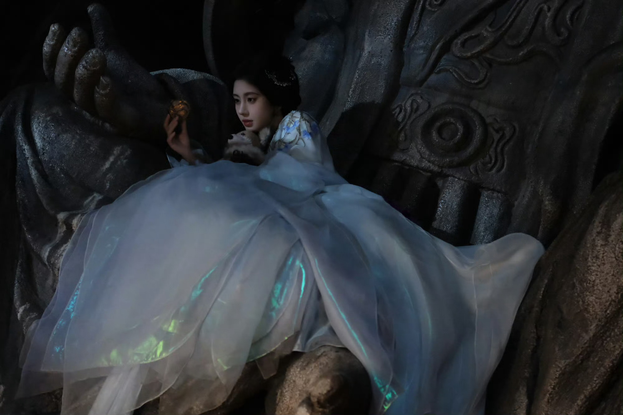 鞠婧祎月白染衣鞠婧祎一袭素衣半面狐心 鞠婧祎月白染衣，一袭素衣，半面狐心。这个美