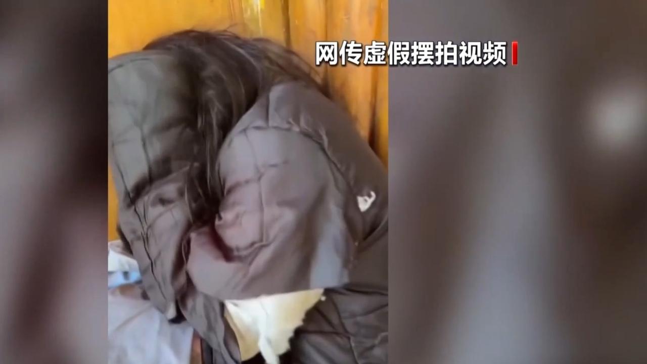 雇一个人演流浪女，开价90元一天。
假发上撒枯叶，手臂上画伤痕，特意叮嘱不要穿白