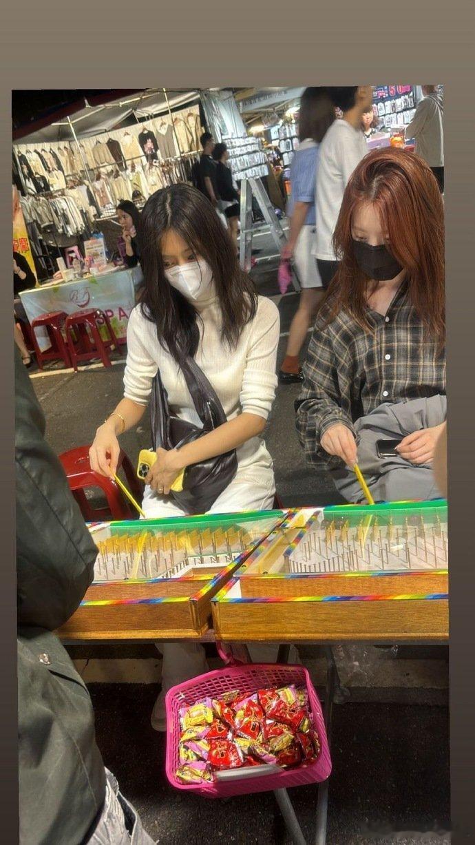 #夜市偶遇周子瑜叶舒华# 夜市偶遇叶舒华、周子瑜一起打弹珠，隔着口罩都可以看出是
