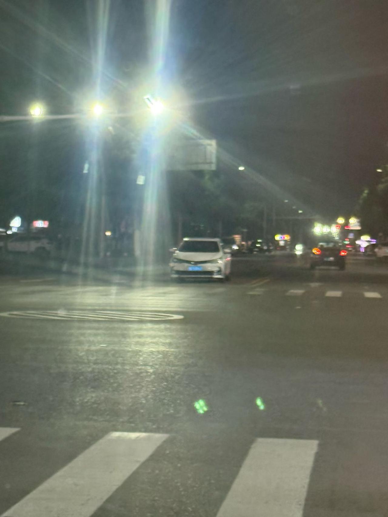 现在这生活成本把人都逼成啥样了？
晚上开车不开灯省油……
这要是……
不敢往下想