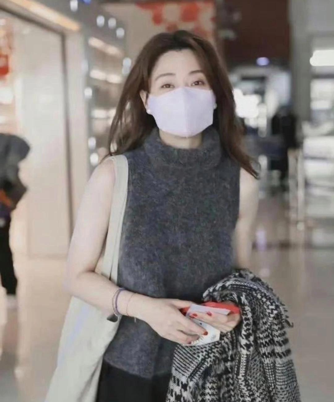 45岁的殷桃，穿衣打扮还跟个小姑娘似的，居然拿针织马甲搭黑裙子，这气质啊，真是既