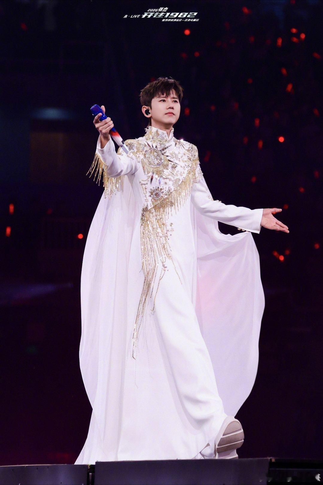 张杰鸟巢16场收官 从《北斗星的爱》到《逆战》，16场全是回忆杀！张杰用实力定义