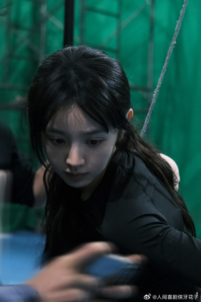 田曦薇素颜樊长玉田曦薇逐玉学习武林秘籍 田曦薇版樊长玉上线学习！素颜捧秘籍的样子