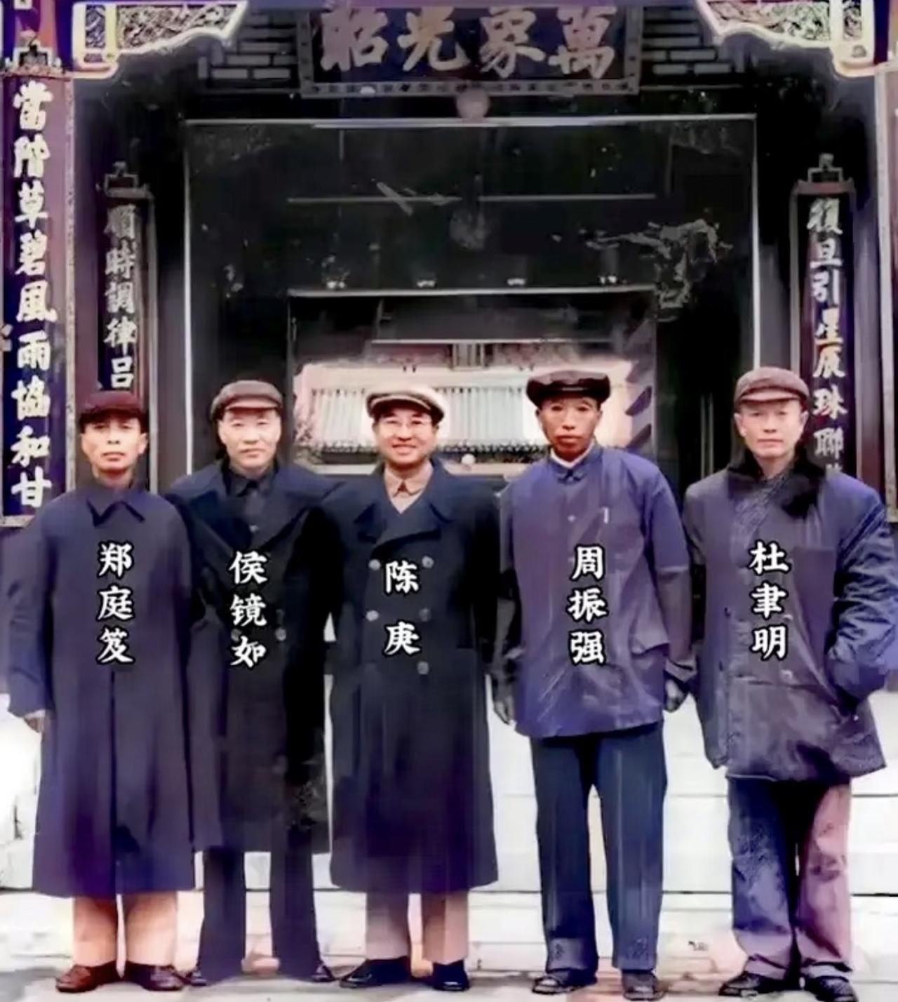 别再被瞎编的历史文案误导了！网传沸沸扬扬的“陈赓大将在功德林和战犯合影”，完全是