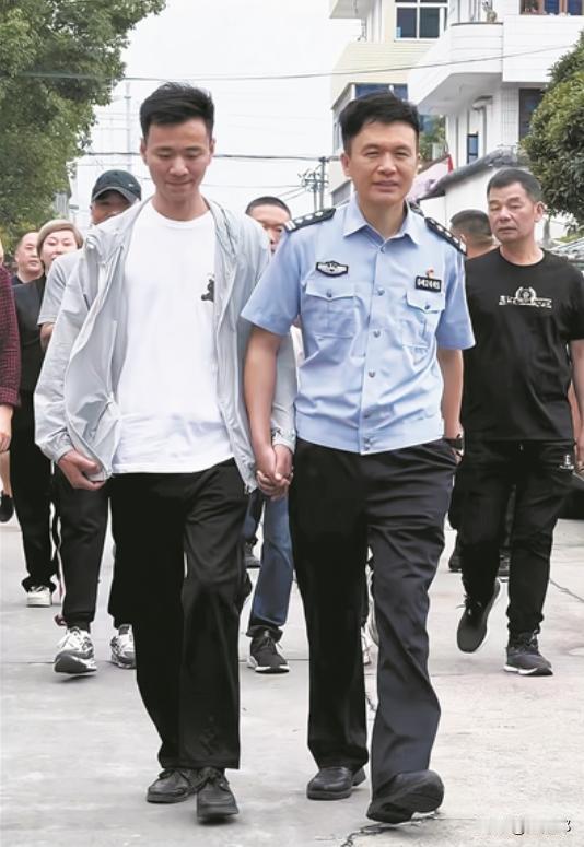 2024年，浙江温州一位商人接到一个电话：“您33年前早夭的儿子在找您！”他起初