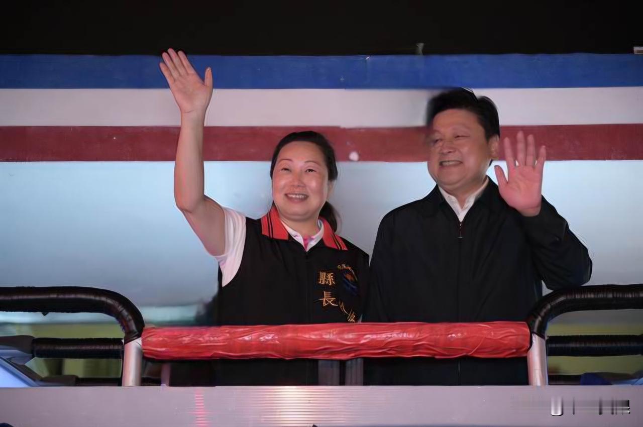 菲律宾前总统杜特尔特也玩“两人转”

我国东北“二人转”可谓是中华民族传统精粹，