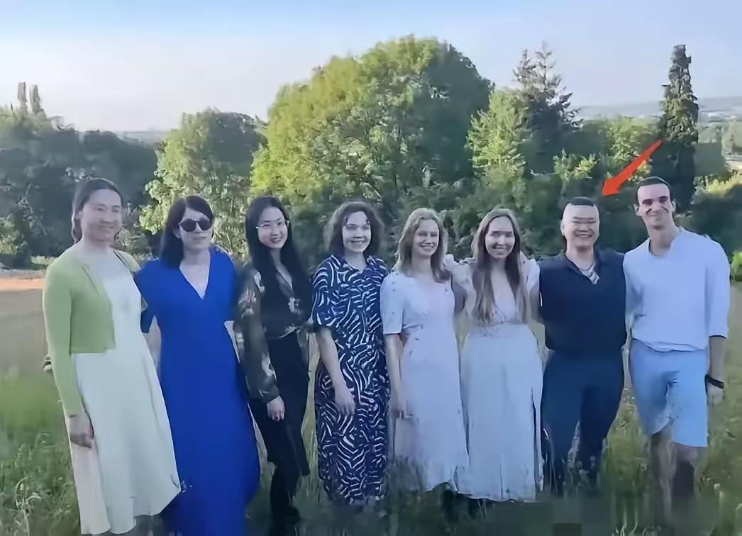 看到毕福剑女儿身在美国的照片，第一眼以为是小岳岳