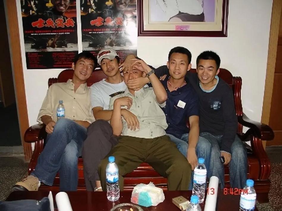 二十年前的一张合照，拍电视剧《士兵突击》时的几位演员。

幕后的他们一起拍戏，一