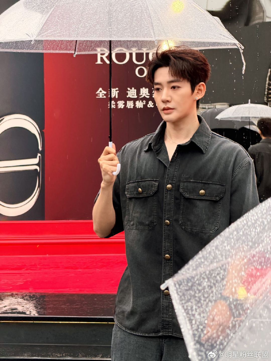 邓为迪奥惊艳派对558 今日亮相惊艳派对，温润气质与高级氛围感双双上线！线上看路
