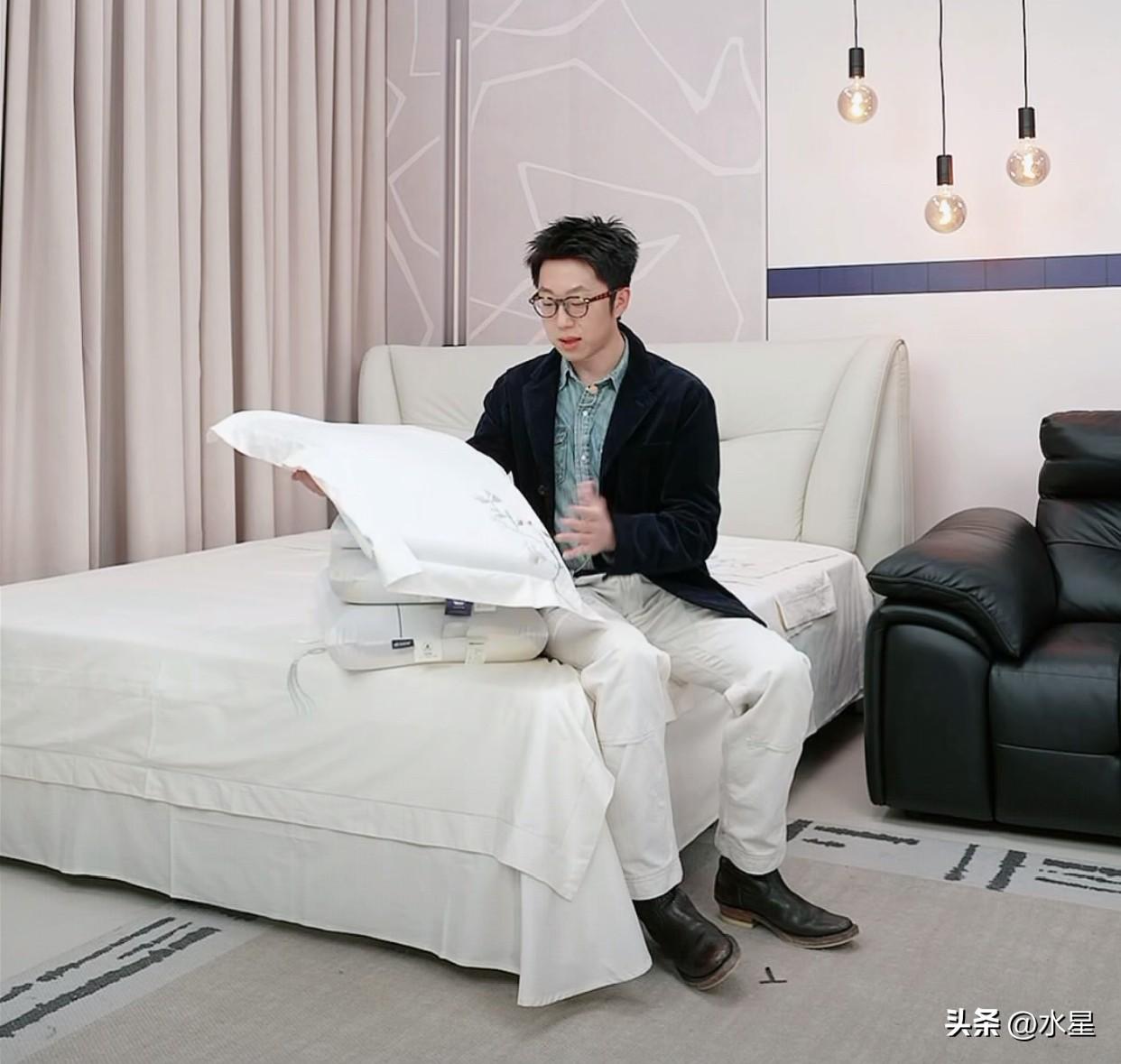 今天早上与辉同行正常开播
直播间5万多人在线
主播汉森在正常介绍产品
评论区也一