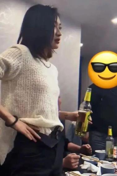 手叉腰，对瓶吹，不是针对个人，而是在座的各位都是弟弟