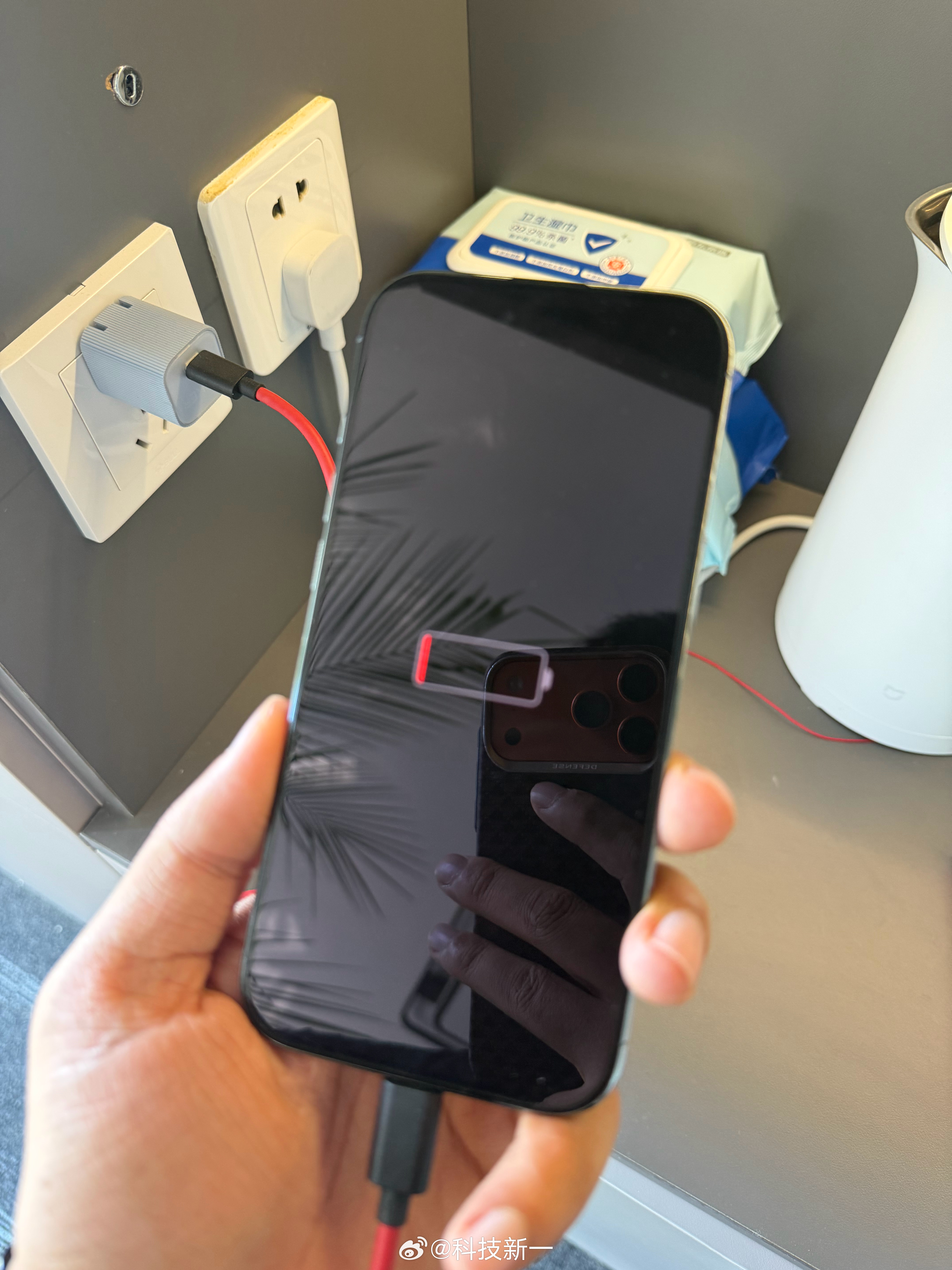 尴尬了家人们，这个iPhone Air我现在拿小功率充电头，充了半天也充不进去，