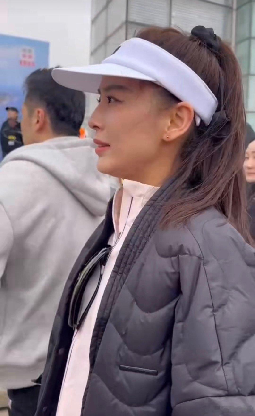 黄圣依说解决问题不要发泄情绪黄圣依说做妈妈做女儿都很难 黄圣依现身赛前采访，倡导