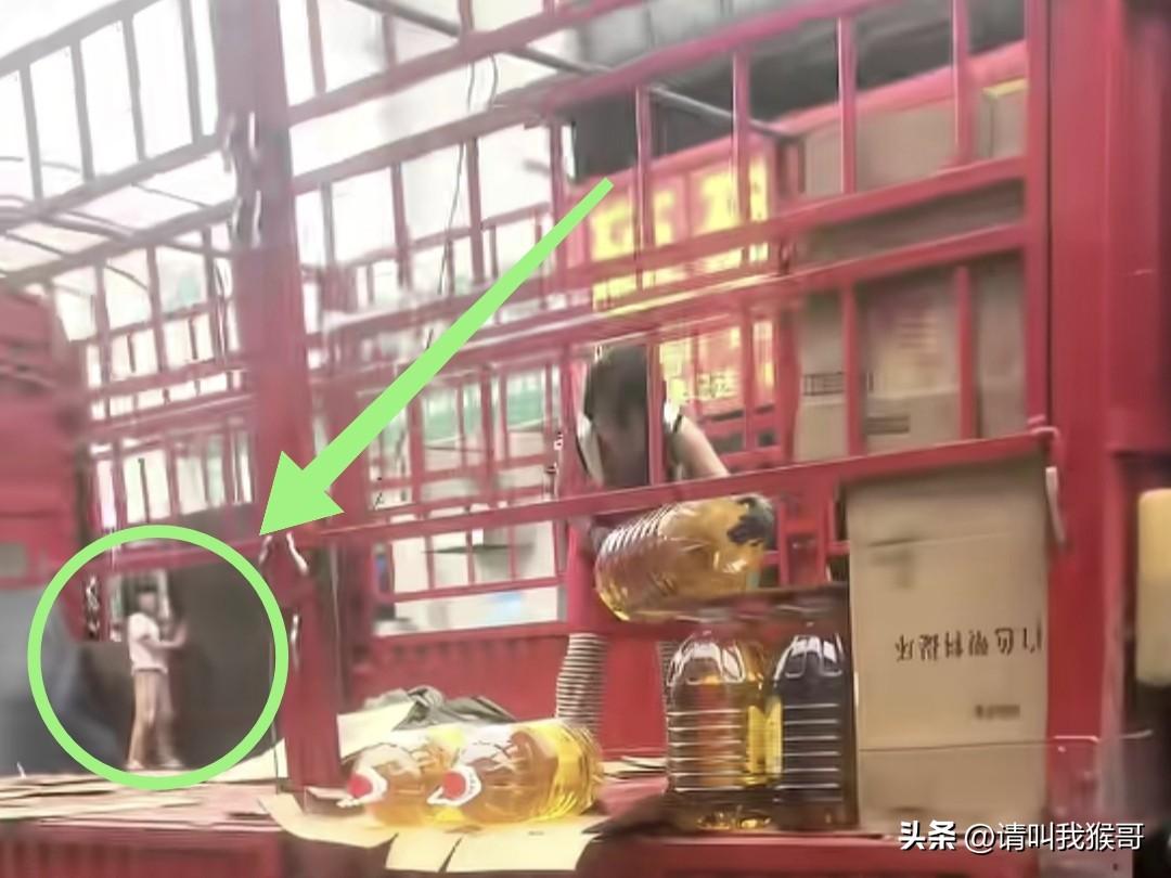 一湖南怀化网友在老家镇上看到这样一幕，一位十五六岁的女孩，一边带着自己三岁的妹妹