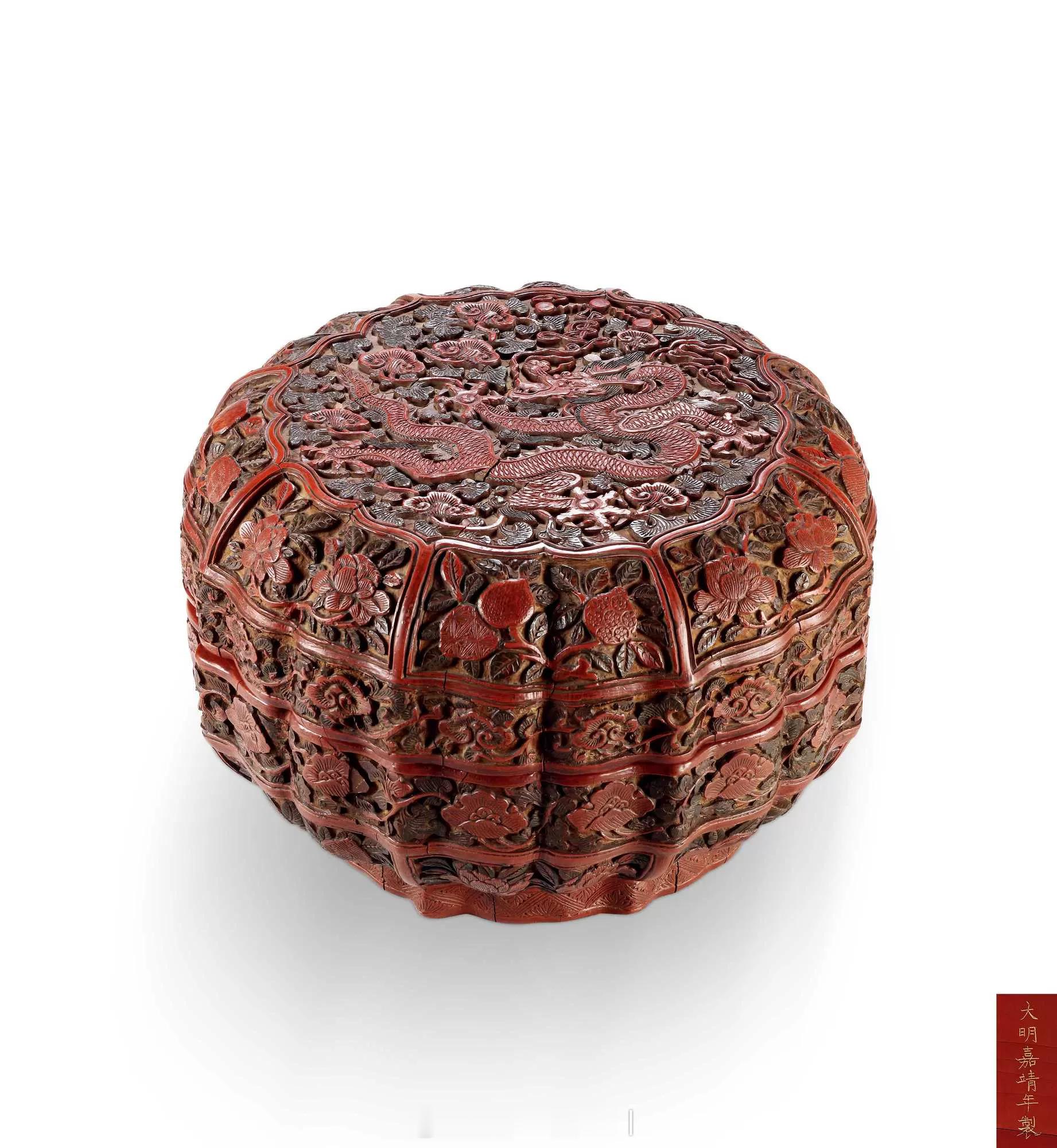 髹饰录 | 明嘉靖 剔彩灵芝寿字龙纹盖盒明王朝建立以后，由于皇室的喜爱及对外赏赐