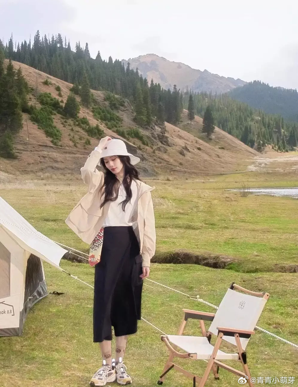 青青娱乐刘诗诗穿休闲装户外踏青仪态大方 笑容明媚气质优雅 