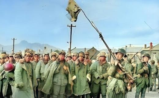 1946年9月，大批解放军战士被蒋军俘虏，但解放军战士显然不服气。他们的武器装备