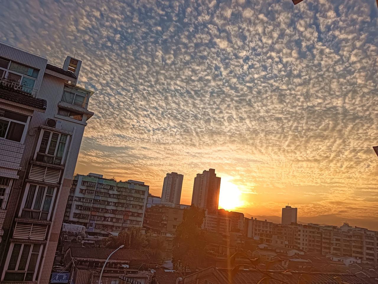 今日落霞🌇
逐格拍摄
天空和日落🌅 
今日拍天空 
天空的场景 
拍下天空的