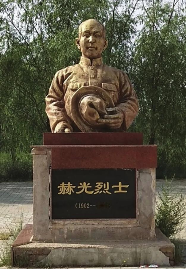 1955年全军授衔，不少红军老部队都有人登台授勋，唯独红二十四军没一个代表。这支