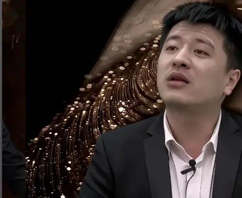 五辆在直播间打开酸奶盖很费力， 他说自己很少打开过罐头， 有一个人说，他会不会也