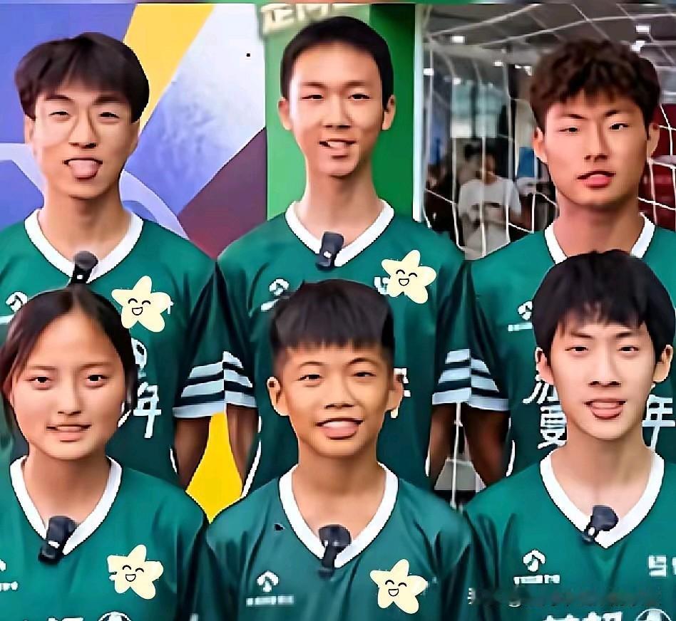 祝贺中国足球小将亮相世界杯。7月20日，纽约新泽西体育场，孟新艺等6名中国足球小