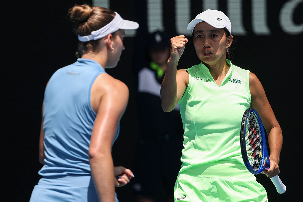 澳网2026 女双决赛，4号种子/梅尔滕斯直落两盘，以7-6(4)、6-4击败7