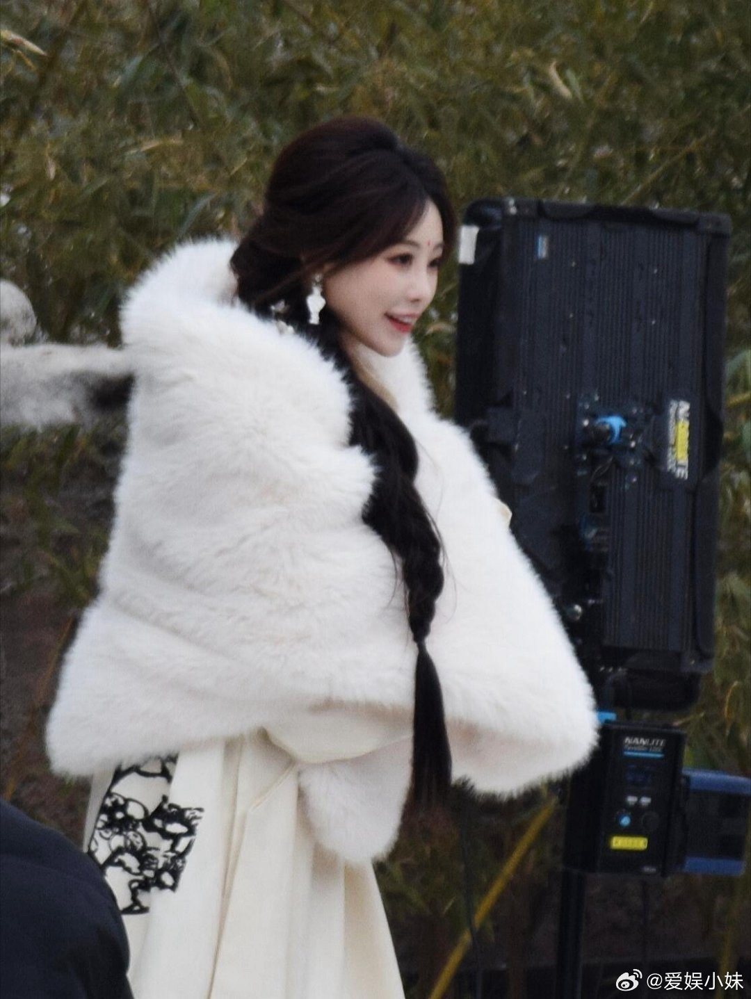 祝绪丹接了一米长麻花辫 祝绪丹这波造型赢麻了！一米长的麻花辫又长又精致，绕在肩上