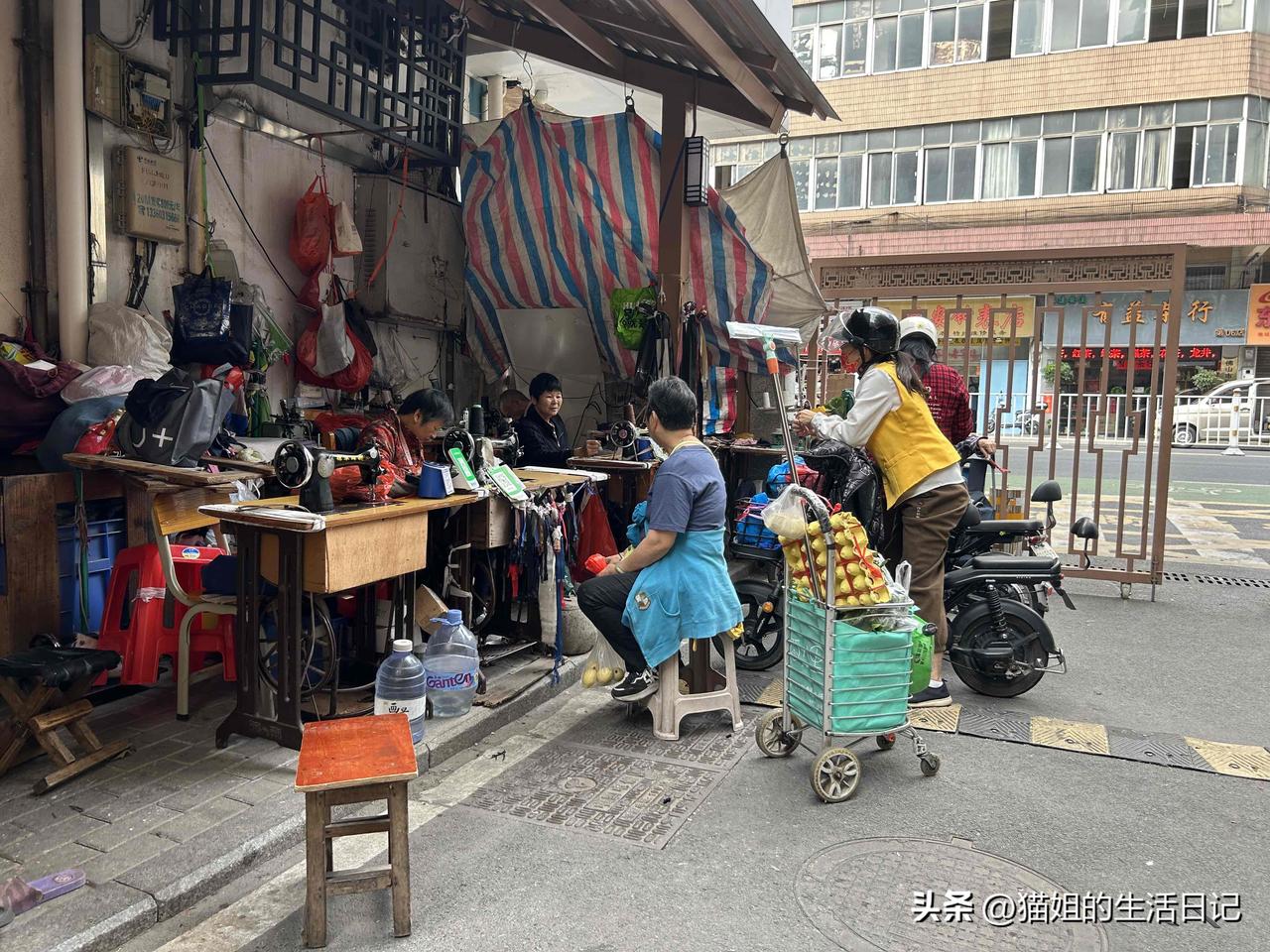 今天看到了广州佛山最有年代感的一条街，完美还原了80年代的场景！
整个一条街道两