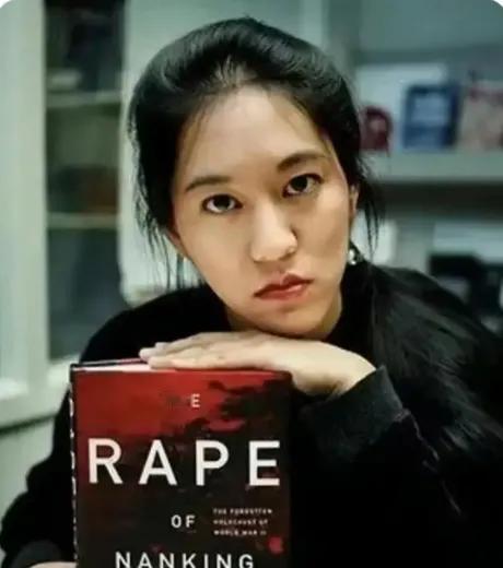 各地网友献鲜花悼念张纯如！2004年11月9日，一位杰出的女作家离开了我们，她用
