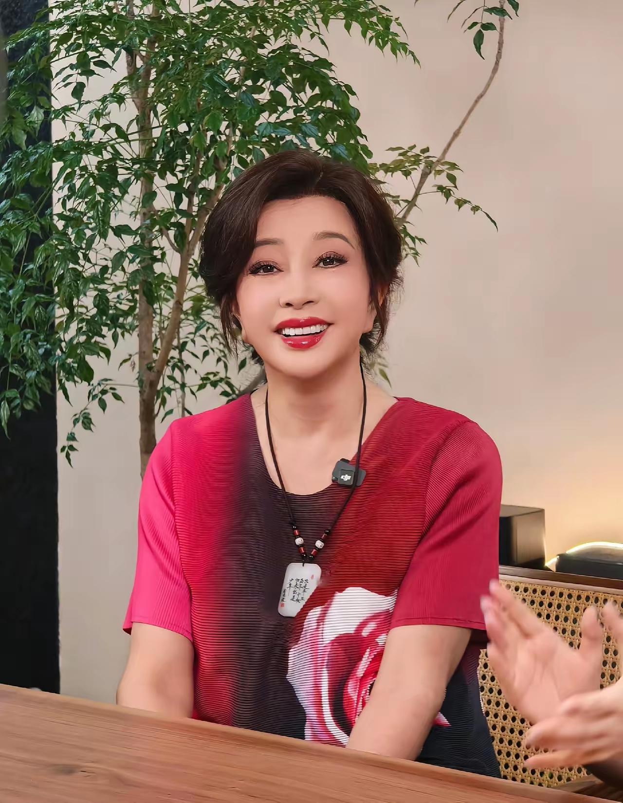 刘晓庆庆姐，又出镜了。现场随拍了几张美照。照片里的庆姐又年轻又漂亮，美的面若桃花
