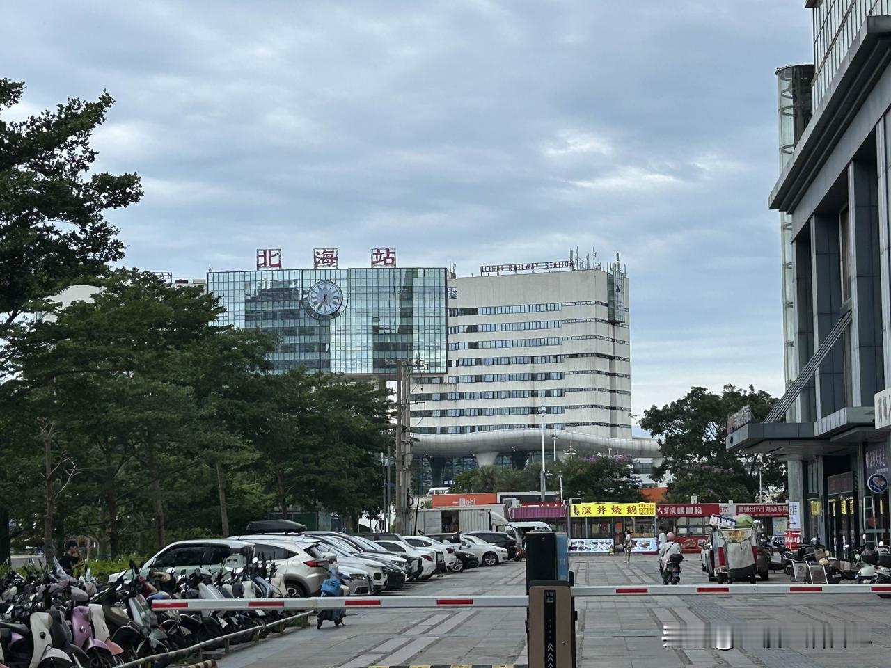 在北海住的青旅，25一晚，24小时热水，可以洗澡洗衣服，阳台可以晾衣服，公共空间