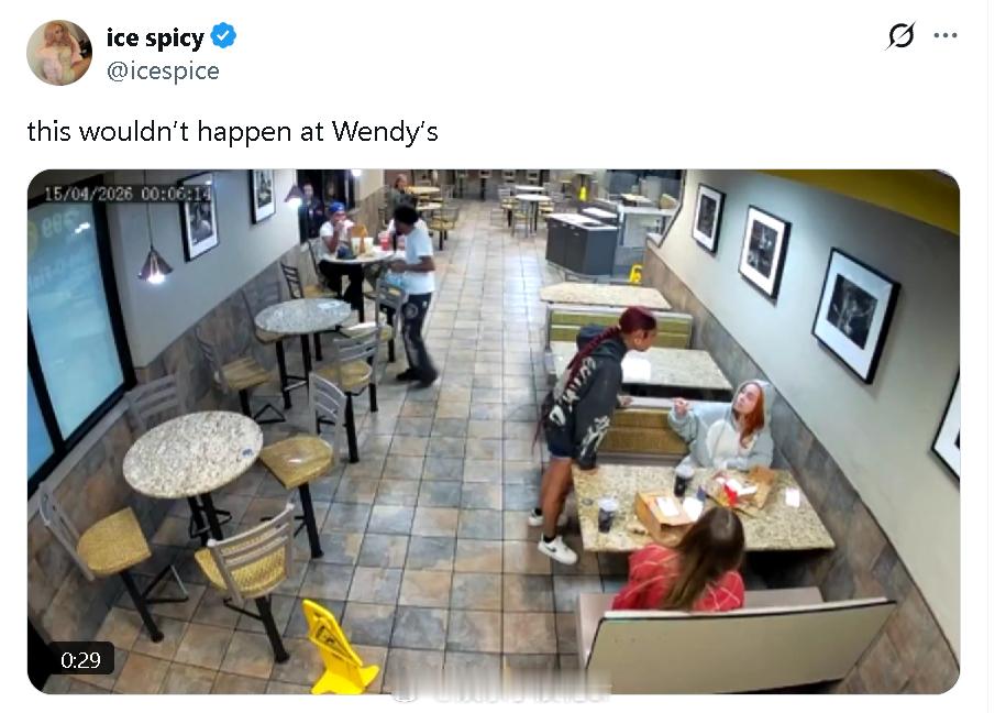 冰香料与粉丝互殴冰香料回应与粉丝互殴 “这种事在温蒂汉堡家就不会发生~” 