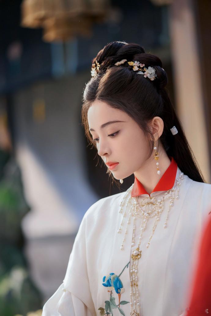 娜扎新剧看我不爽就看我爽 娜扎把荣善宝演活了！豪门主理人的沉稳狠劲，大小姐的矜贵