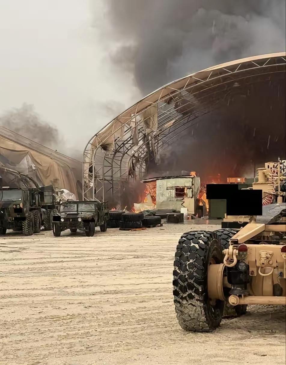 阿联酋境内被伊朗摧毁的“爱国者”防空导弹系统（非AI图）。

这套爱国者当时在棚