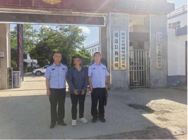 陕西靖边，一名五十多岁的农民见到一片荒地上杂草丛生，便开着四轮旋耕机忙活了好几天